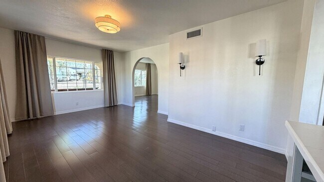 Building Photo - 1054 W Clifton Ave