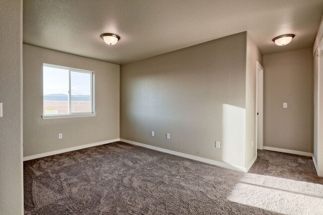 Building Photo - 3 Bedroom 2 1/2 Bath in Northwest Loveland