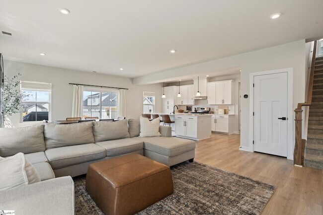 Building Photo - 680 Lady Fern Dr
