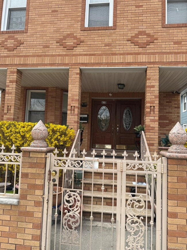 Building Photo - 610 E 26th St