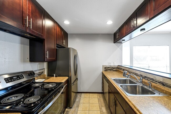 Building Photo - 10137 Waterstone Dr