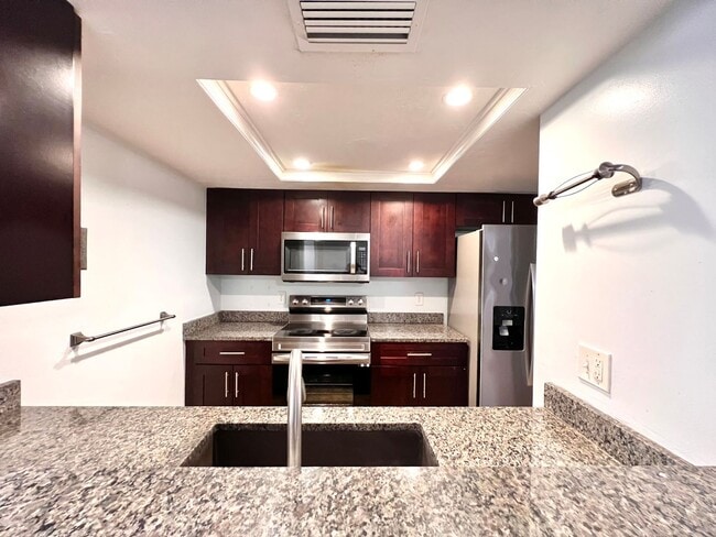 Building Photo - Updated 3 Bedroom, 3 Bathroom Townhome in ...