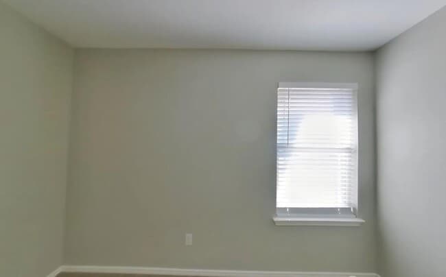 Building Photo - Spacious, Stylish, and Simply Perfect — 3-Bedroom Home