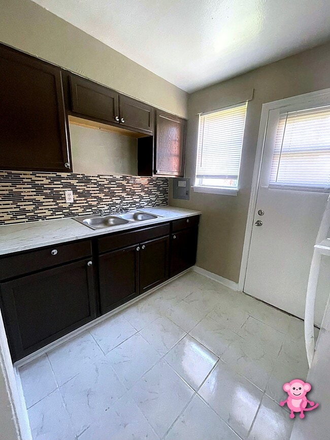 Apartments Near Me Kitchen - Thompson Heights