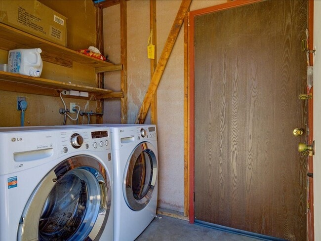 Building Photo - 3 Bedroom 2 Bathroom