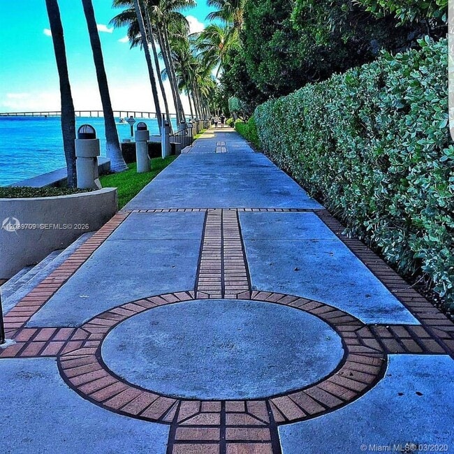 Building Photo - 540 Brickell Key Dr