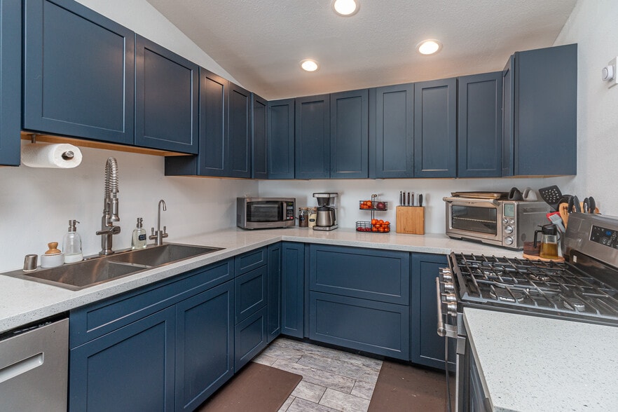 Kitchen - 27222 Plumwood Ave