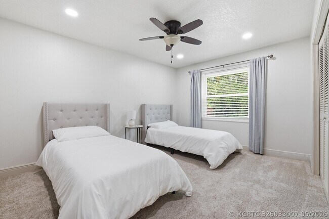 Building Photo - 15600 Rolling Meadows Cir