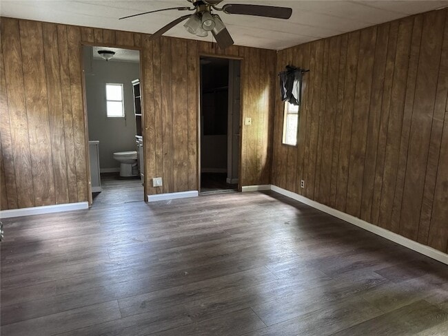 Building Photo - 854 Queenswood St