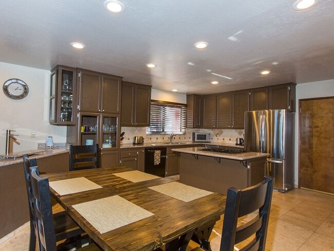 Building Photo - A Rare find in Tahoe! Spacious 4Bd house a...