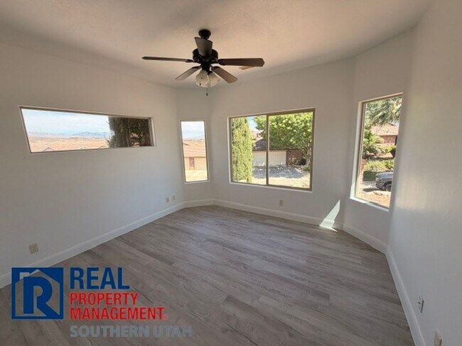 Building Photo - Legacy Townhome