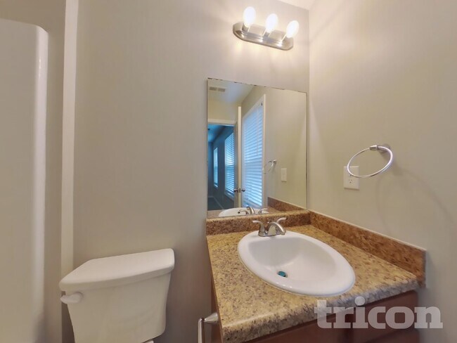 Building Photo - 652 Amberwood Dr