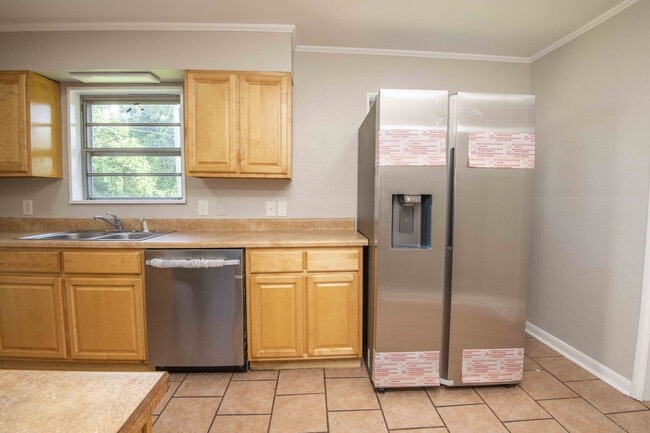 Building Photo - 1024 Susanne Ave