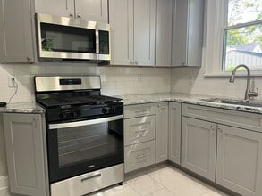 Building Photo - Fantastic 3 bedroom, 1.5 bathroom duplex close to Ohio State and High Street