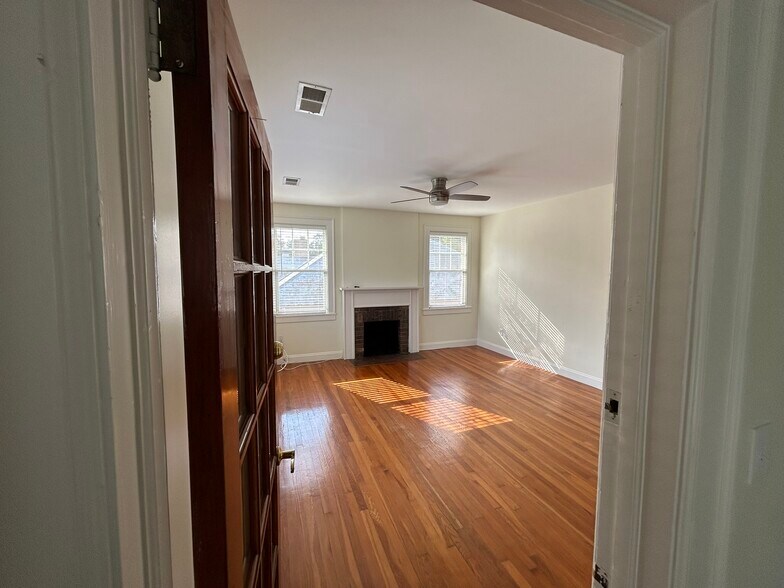 Building Photo - 614 E 51st St