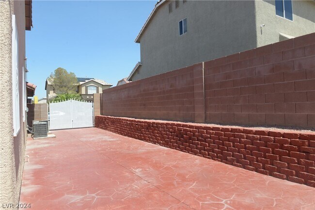 Building Photo - 6527 Tulip Garden Dr