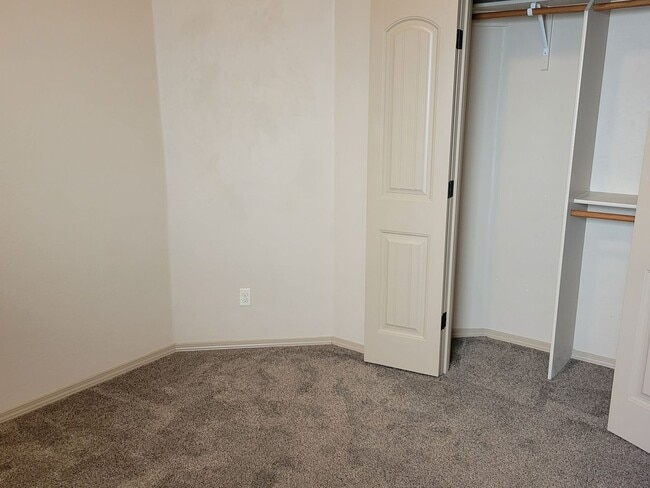 Building Photo - 3 Bedroom, 2 Bathroom Home!