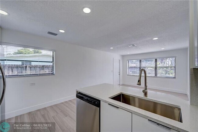 Building Photo - 5521 SW 39th St