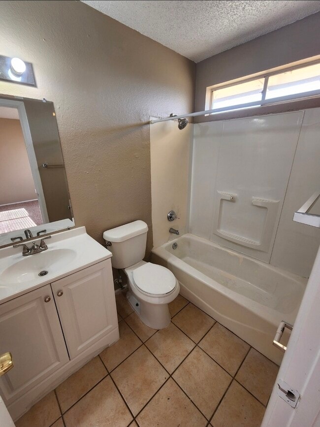 Building Photo - 3 bed 2 bath home