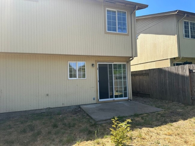 Building Photo - Freshly updated 3 bedroom 2 bathroom duple...