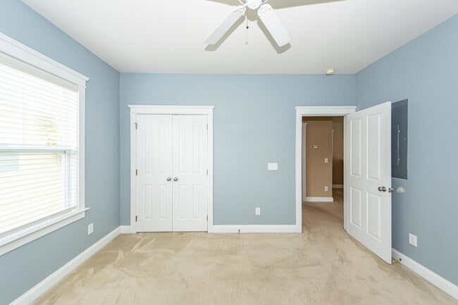 Building Photo - 302 White Gables Dr