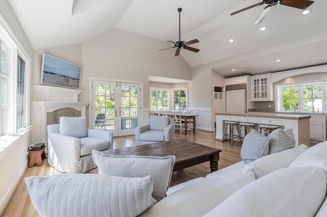 Building Photo - Stunning Los Altos Hills Estate