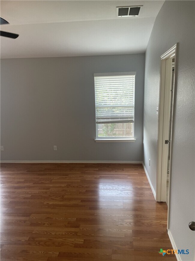 Building Photo - 3208 Clinton Pl