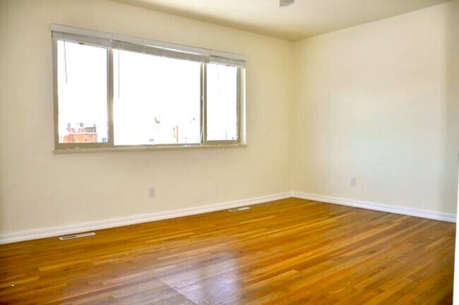 Building Photo - Beautiful 4 Bedroom Split-Level Home with Fenced Yard