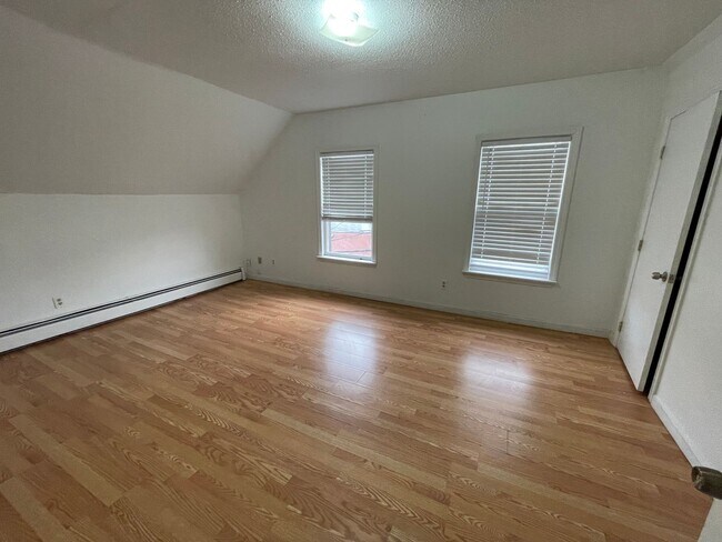 Building Photo - Bright, Spacious Single Family in Central Lowell, 4/5 Bedrooms, Off-street parking