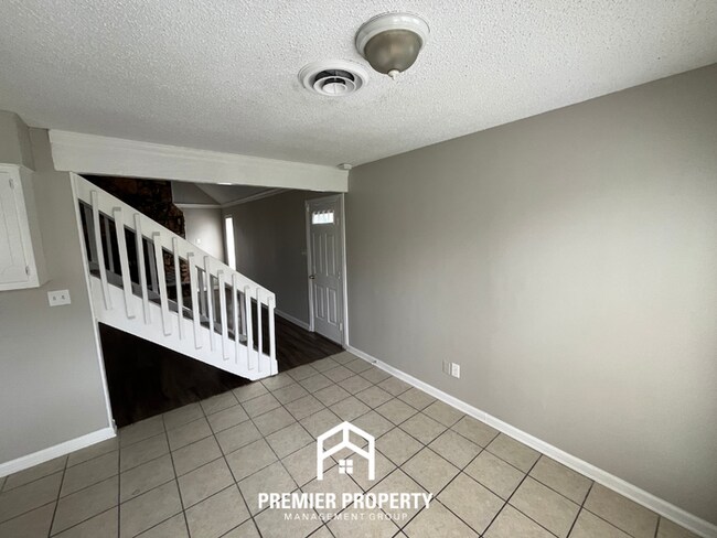 Building Photo - 3-Bedroom Single-Family Home for Rent in Memphis, TN - Vaulted Ceilings & Fenced Yard