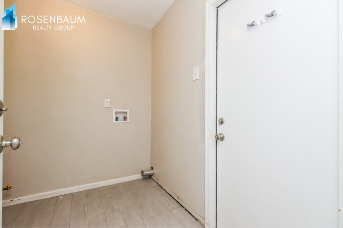 Building Photo - 644 S Mesa Dr