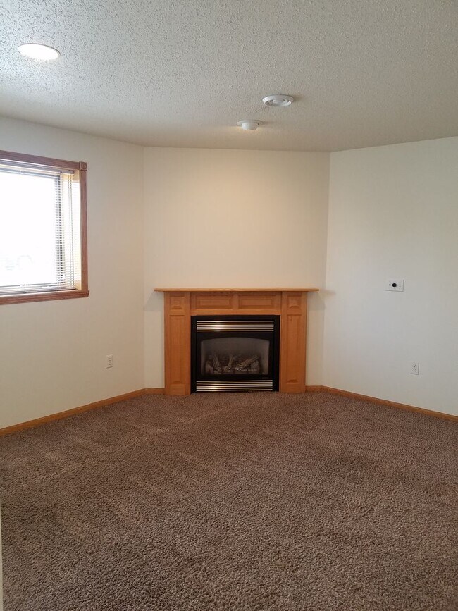 Building Photo - Comfortable 3-Bedroom with Garage & Fenced Yard