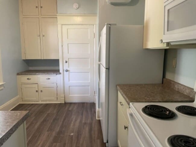 Building Photo - 406 Naymut St