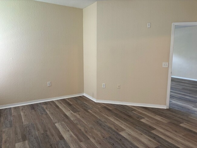 Building Photo - First-Floor Condo for Lease in Visconti, M...