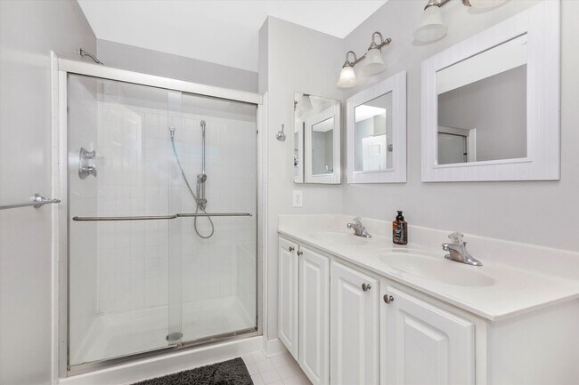 Building Photo - Twin Arch