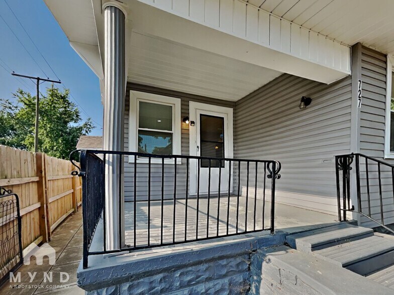 Building Photo - 727 Reinhard Ave