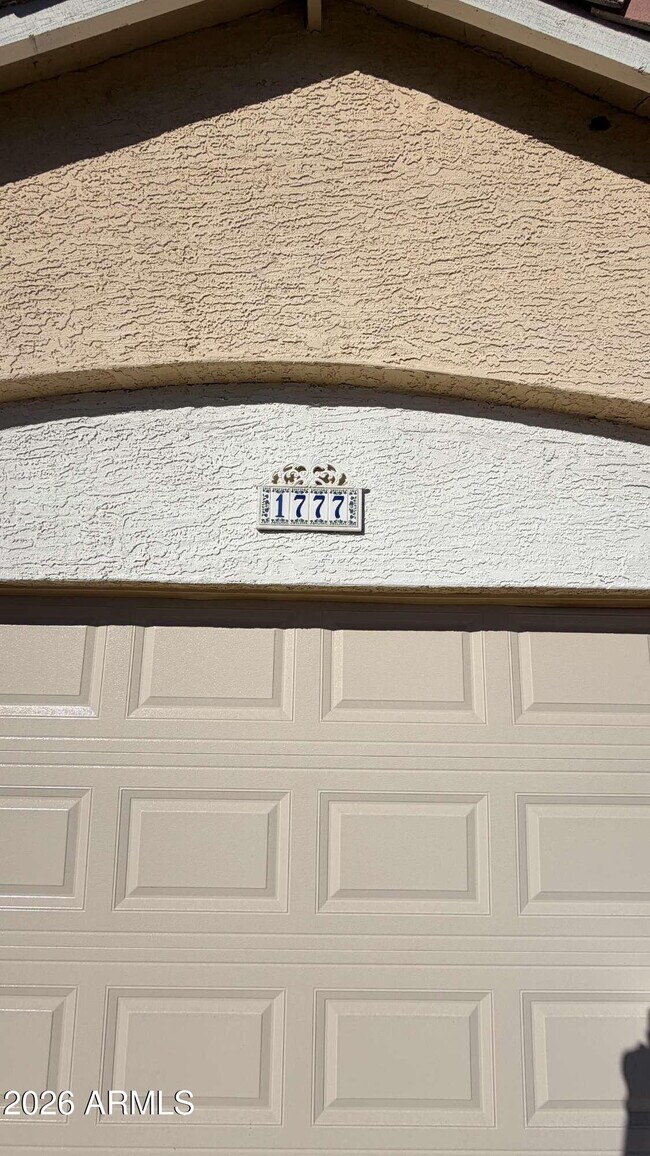 Building Photo - 1777 E Sheffield Ave