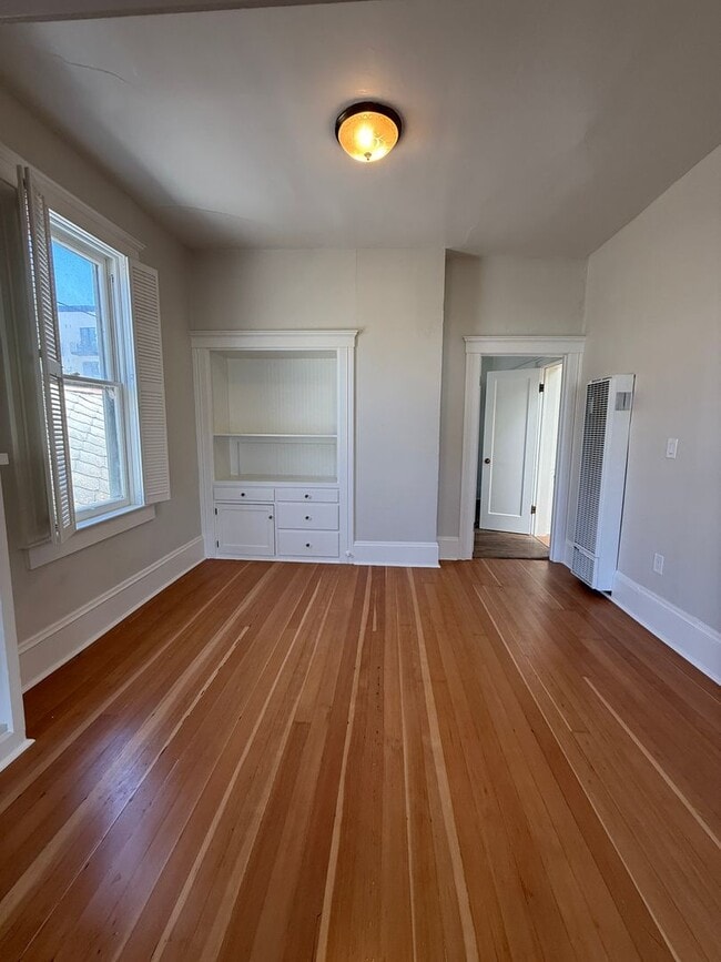 Building Photo - 2 Bedroom, 1 bathroom second floor apartme...