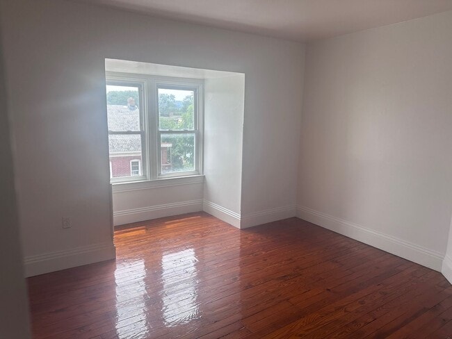 Building Photo - Spacious 5 Bedroom with Off Street Parking