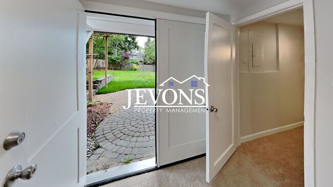 Building Photo - Beautiful single-family home in Seattle