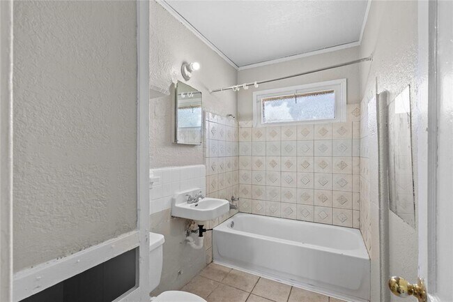 Building Photo - 818 3rd St N