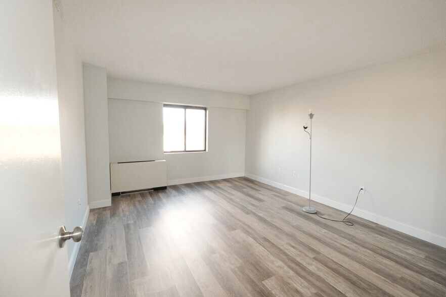 Building Photo - 10 N Wood Ave