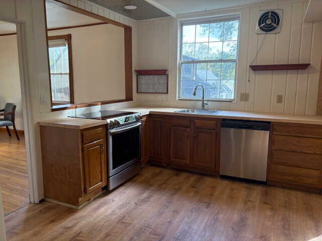 Building Photo - Hardwood floors and beautiful back yard in...