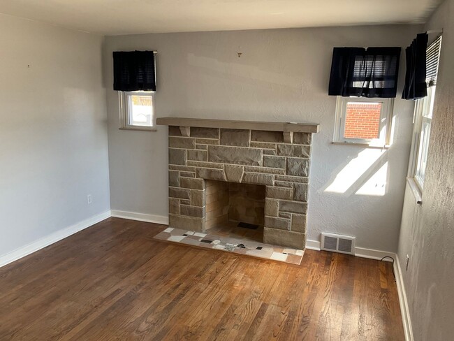 Building Photo - Surprisingly Spacious! 3-Bedroom 2 bath Ho...