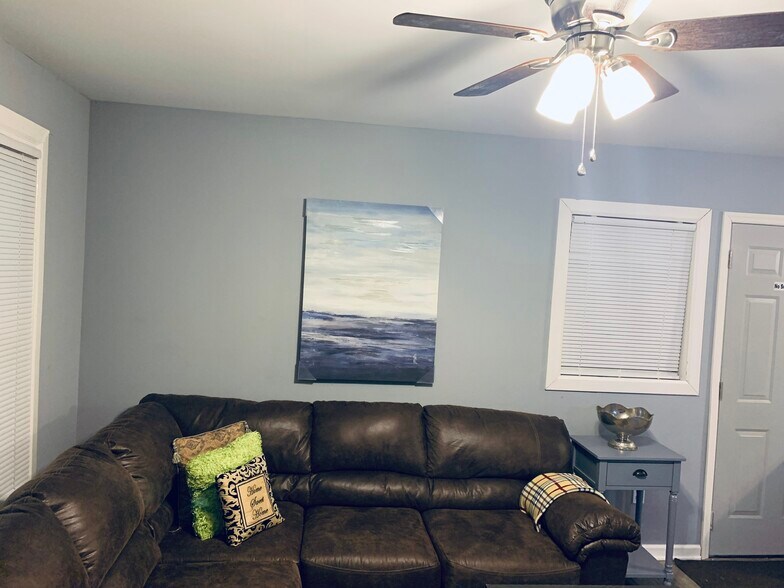 Comfy new Sectional - 533 Hinton St