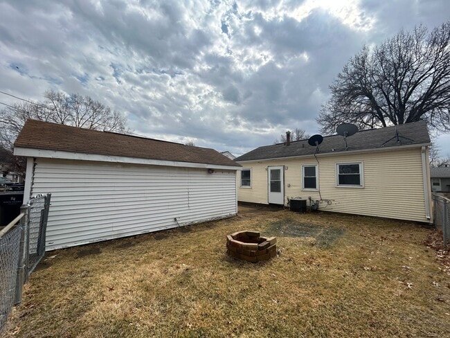 Building Photo - Newly updated 2 bedroom 1 bath home in Rock Island with Garage!