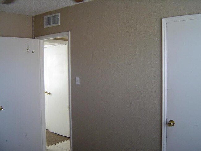 Building Photo - 601 Lomaland Dr