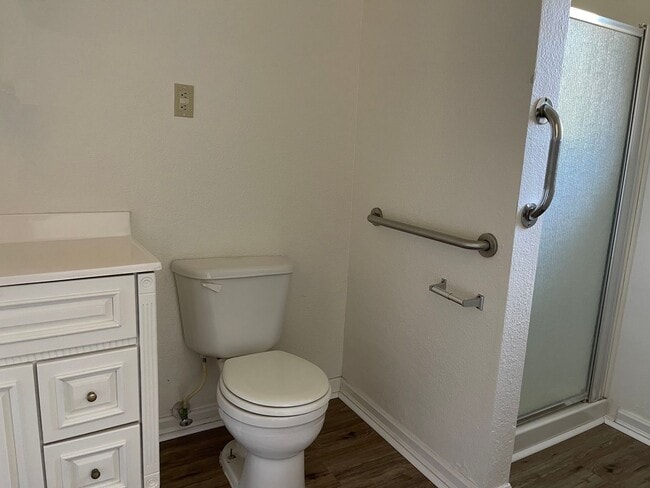 Building Photo - 4 Bedroom 2 Bath Ranch Style Home in Lemoore