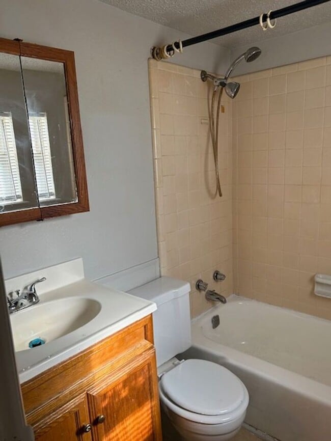 Building Photo - Cute duplex right on OU Campus