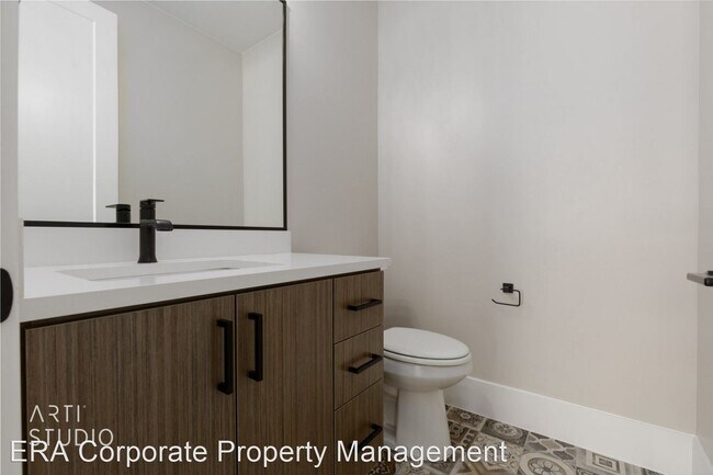 Building Photo - 4 br, 2.5 bath House - E272  385 E. Entrad...